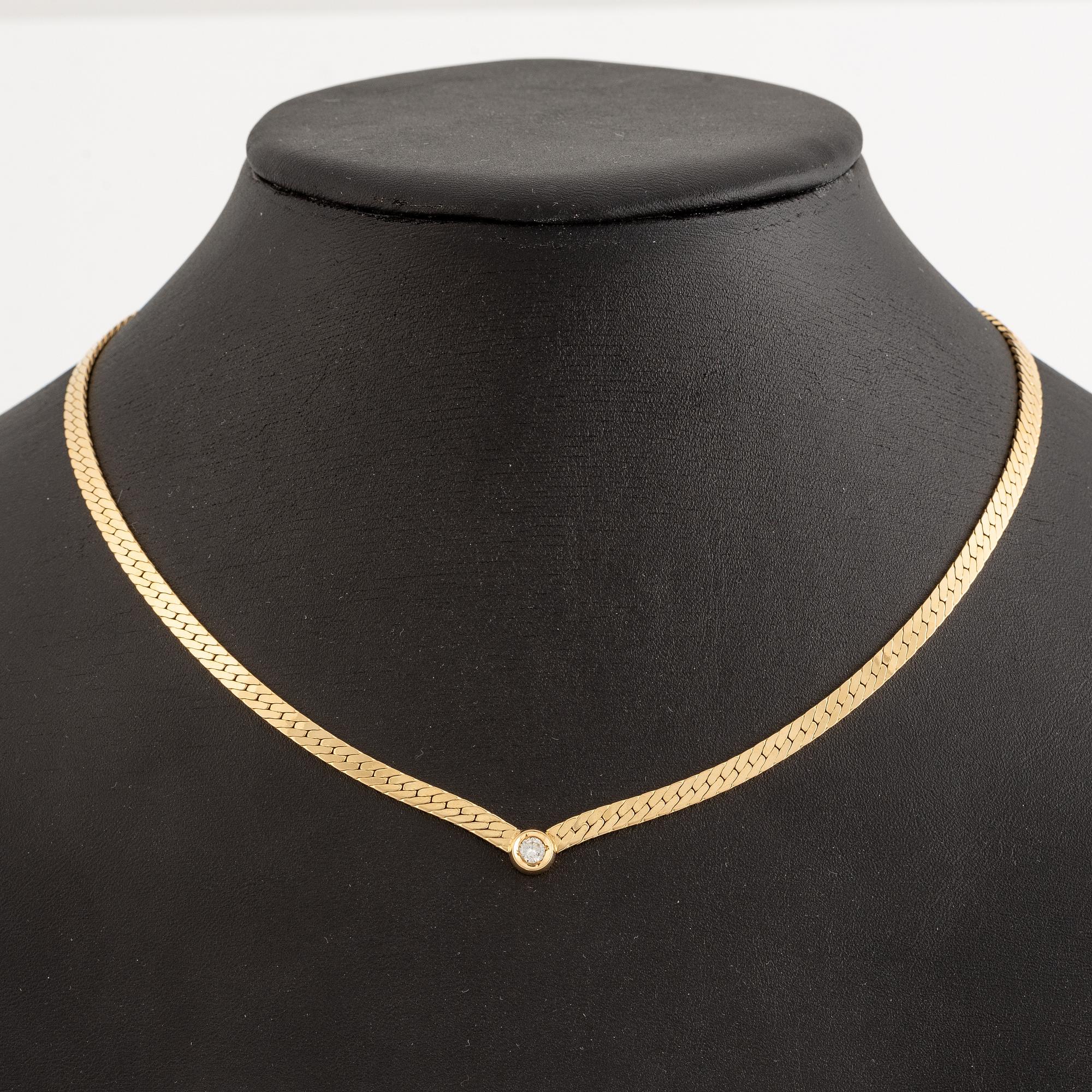 Necklace 18K gold with a round brilliant-cut diamond.