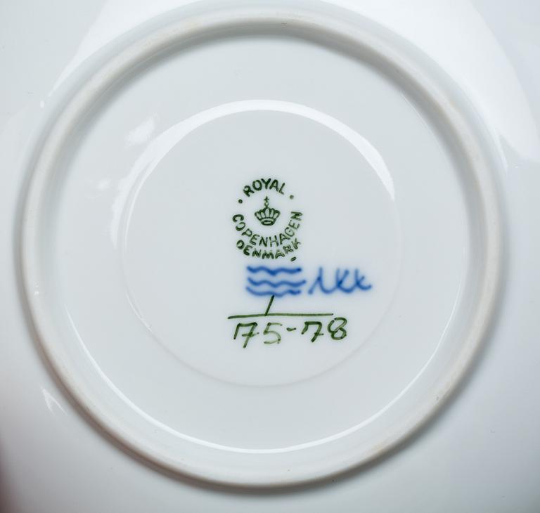 SERVIS, ca 65 delar, "Musselmalet", halvblond, Royal Copenhagen.