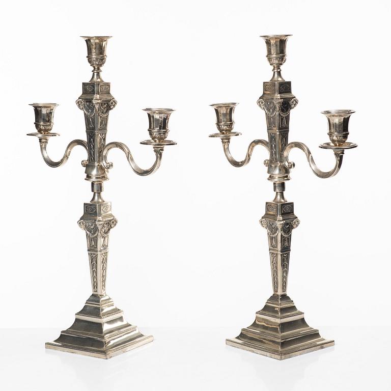 Kandelabrar, ett par, sterlingsilver, Louis XVI-stil, Lale Silverware & Co Ltd, Istanbul, Turkiet, 1900-tal.