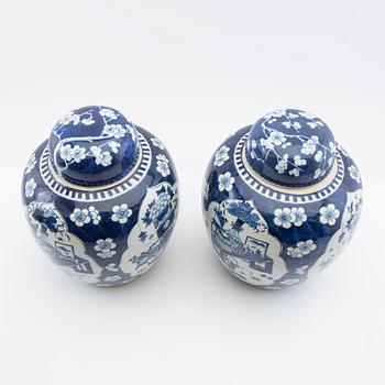 Lock urns, a pair, Kangxi style, 19th century.
