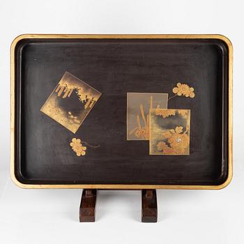 A Japanese lacquered tray, Meiji period (1868-1912).