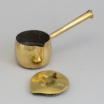 AN 18TH CENTURY  BRASS SAUCEPAN.