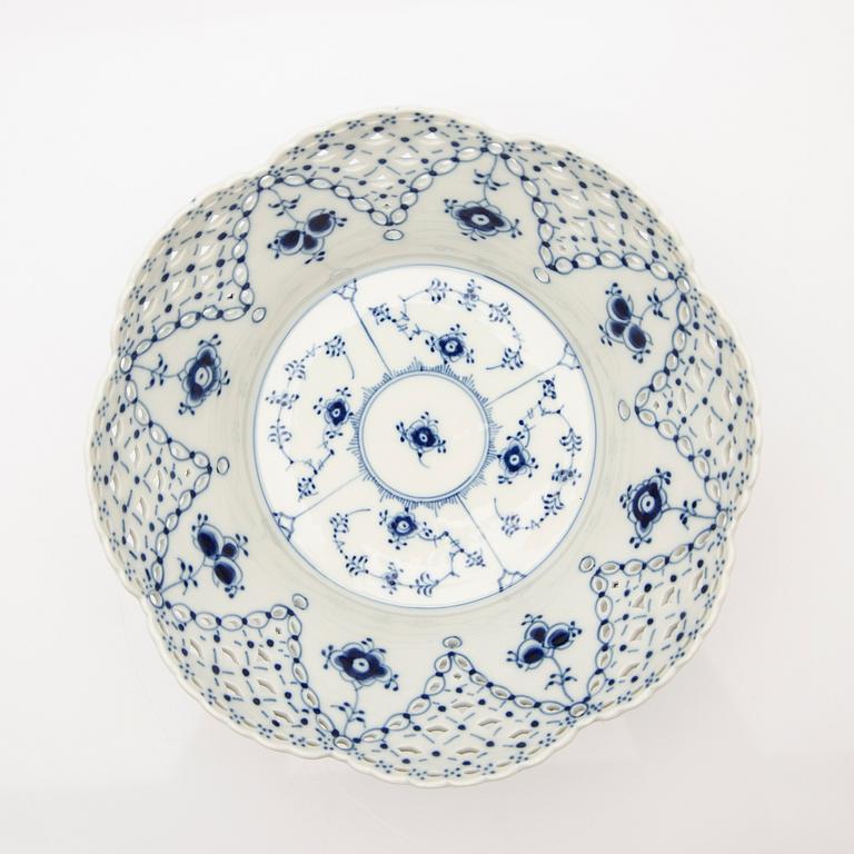 Fruit bowl / compote with underplate, porcelain, "Musselmalet helblond", Royal Copenhagen, model 1061 and 1062, 1966-1974.