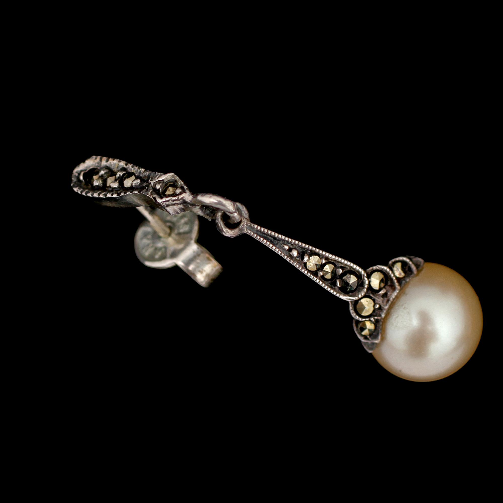 SMYCKESET, 2 delar, silver, markasiter och oäkta pärlor, 1900-talets mitt. Vikt 11 g.