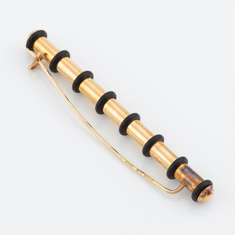 Annika Bertilsdotter brooch in 18K gold with rubber details.