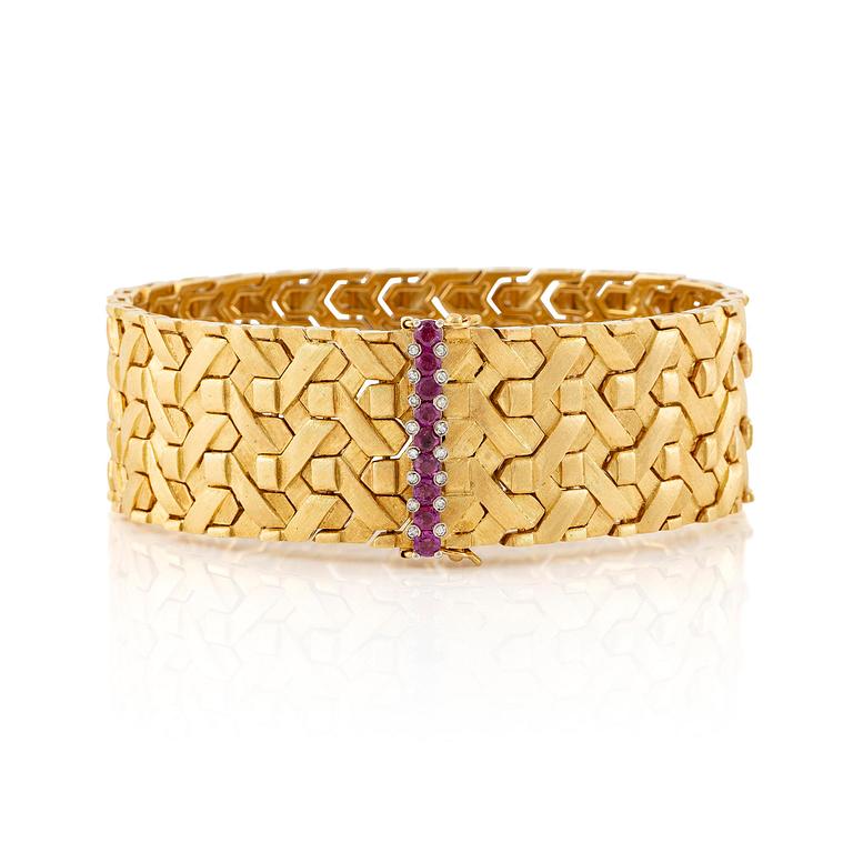 A bracelet in 18K gold with eight-cut diamonds and pink stones.
