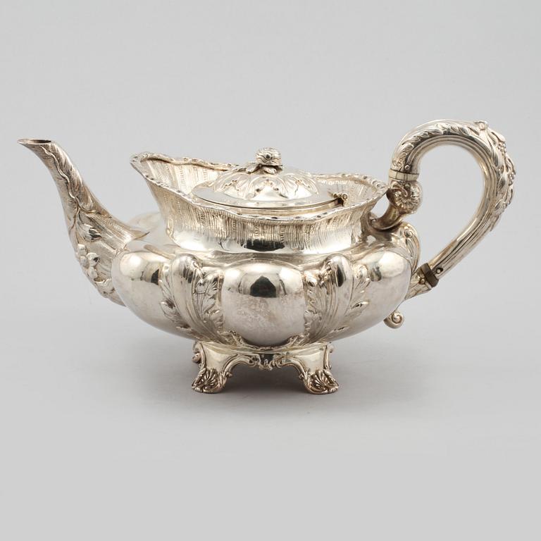 TEKANNA, silver, Robert Henell, London, England, 1833, vikt 835 gram.