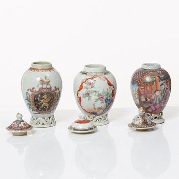 Tedosor, tre stycken, samt senapsburk med lock, porslin. Qing dynastin, Qianlong (1736-95).