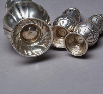 SOCKERRUSKA, SALT- och PEPPARSTRÖARE, silver, svenska importstämplar samt Danmark 1900-talets andra hälft, vikt ca 250 g.