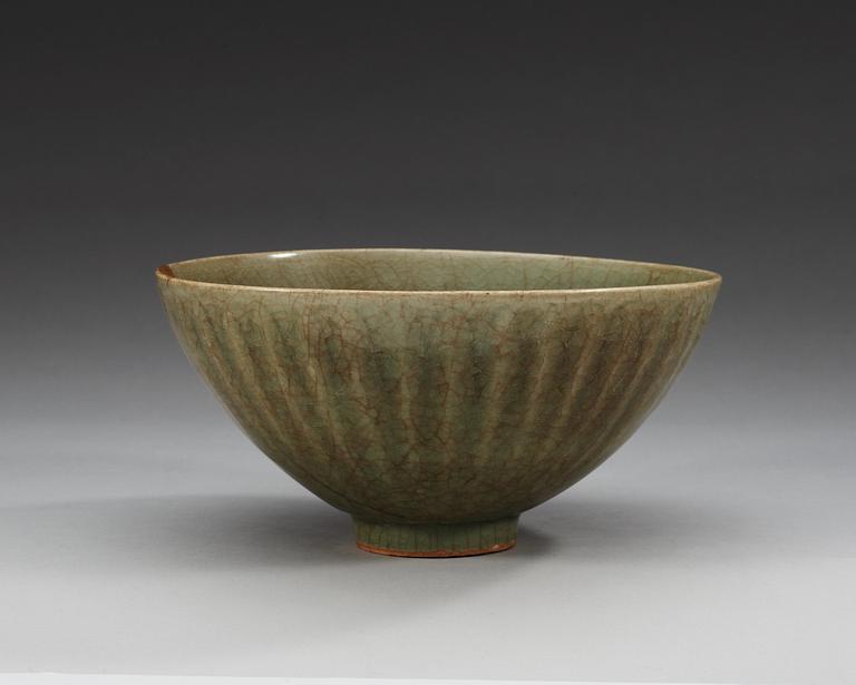 A large celadon glazed Longquan bowl, Yuan/Ming dynasty.