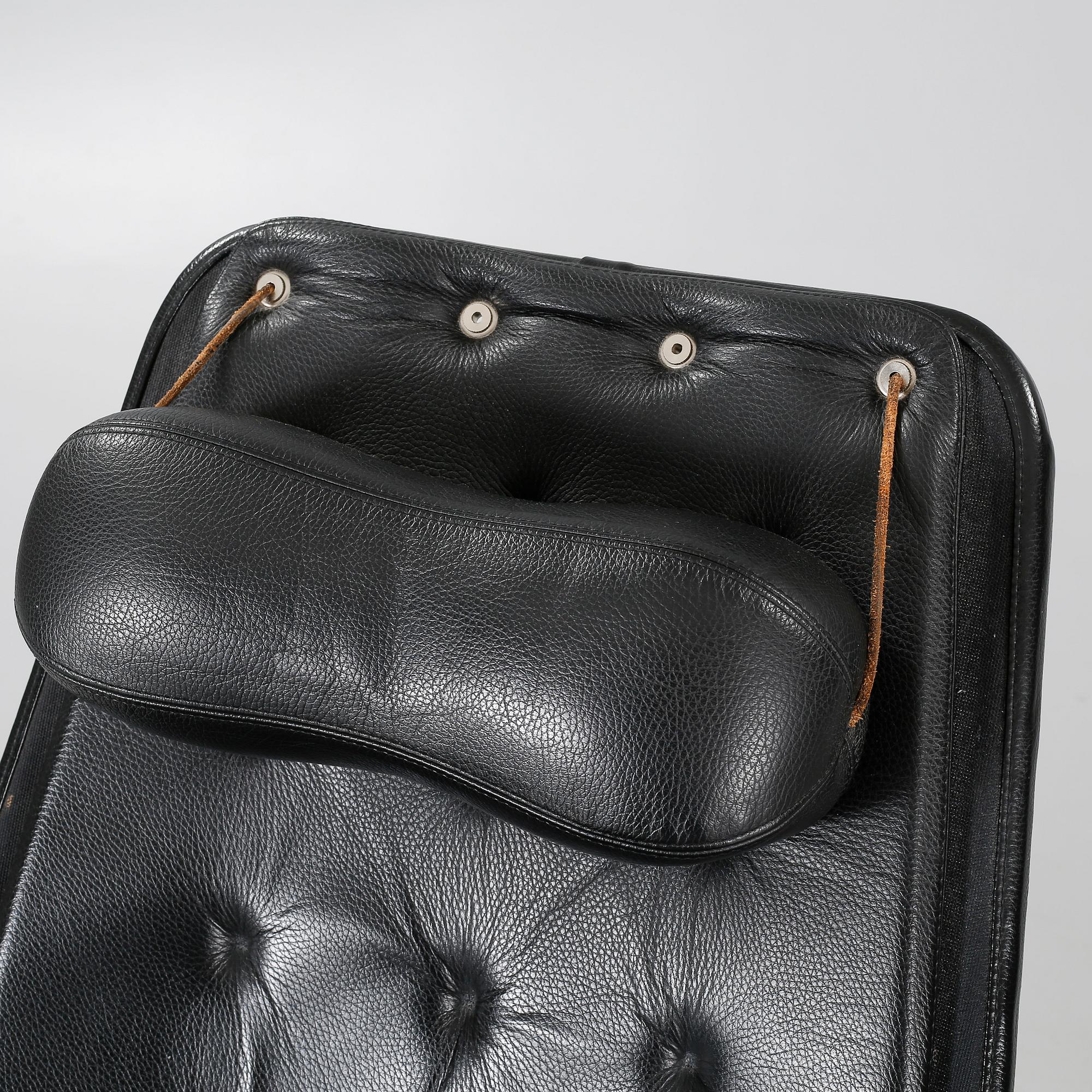 A "Jetson" chair, designed by 5Bruno Mathsson dfor Dux, made around year 2000.