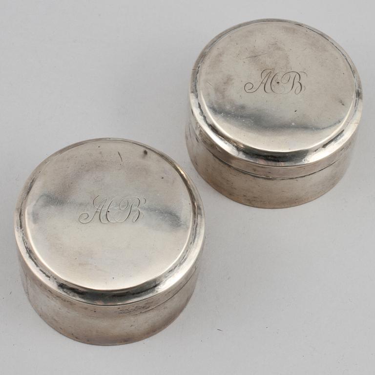 DOSOR, ett par, silver, empire, Johan Daniel Blomsterwall, Göteborg, 1838. Vikt 128 g.