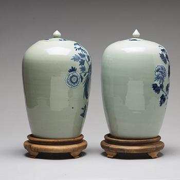 A matched pair of chinese jars with covers, late Qing dynasty, circa 1900.