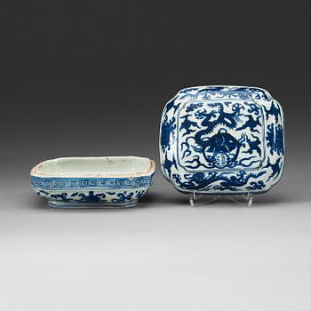 A blue and white box with cover, Ming dynasty, Wanli (1573-1619).