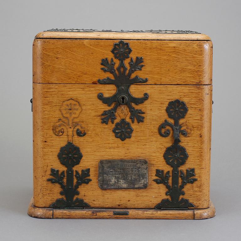 WHISKEYSCHATULL, England 1890-tal.
