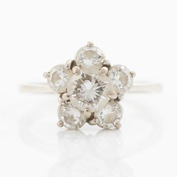 Ring, carmosémodell, vitguld med briljantslipade diamanter.