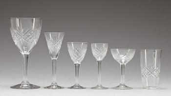 SERVISDELAR, ca 70 delar. Glas, 1900-talets första hälft.