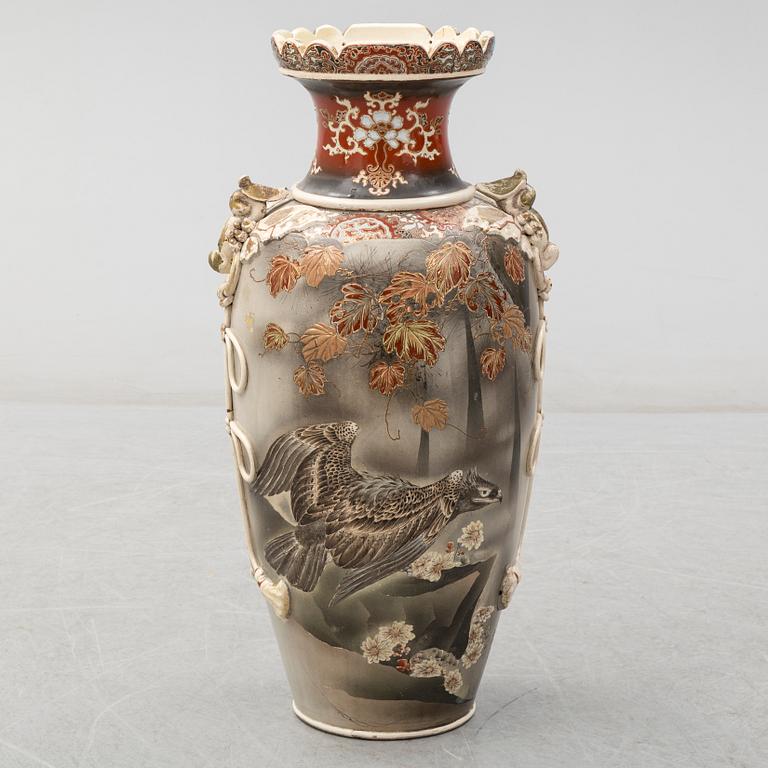 A porcelian japanese floor vase from around year 1900.