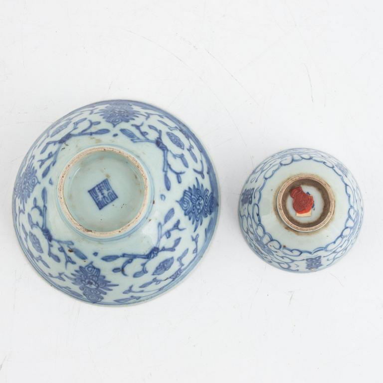 A group of two Chinese blue and white bowls and two jars, Qing dynasty, 19th century.