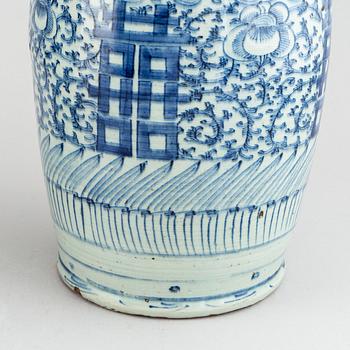 Two blue and white floor vases, Qing dynasty, early 20th century.