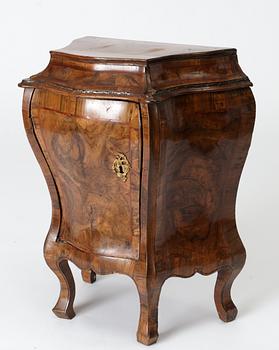 POTTSKÅP, 1700-talets andra hälft. Italien.