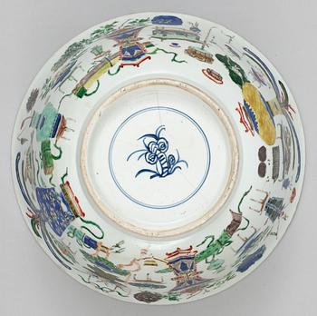 A large famille verte punch bowl, Qing dynasty, Kangxi (1662-1722).