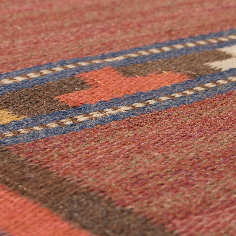 CARPET. "Körsbärsmattan". Flat weave. 331,5 x 254,5 cm. Signed MMF.