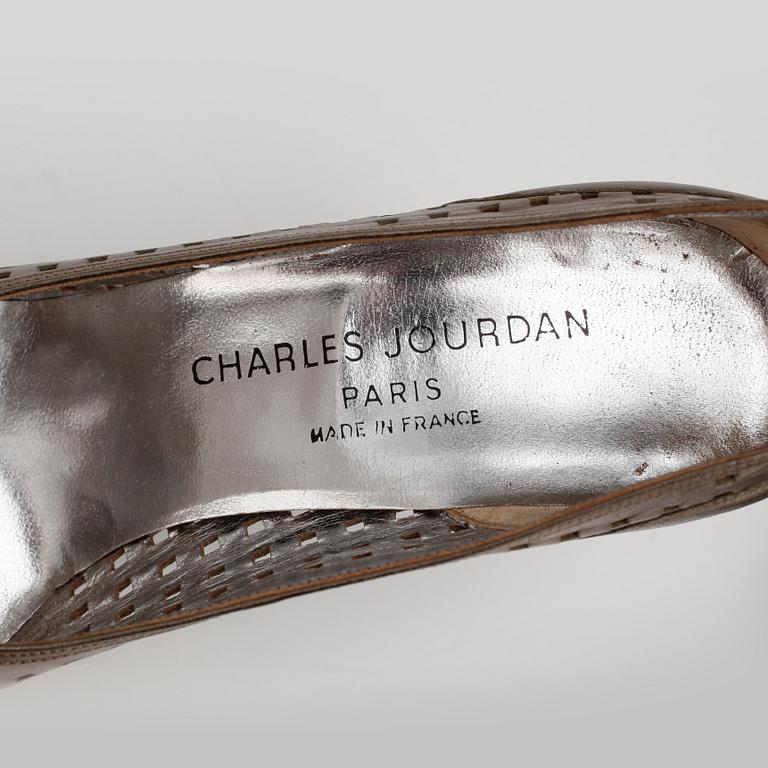 CHARLES JOURDAN, ett par pumps.
