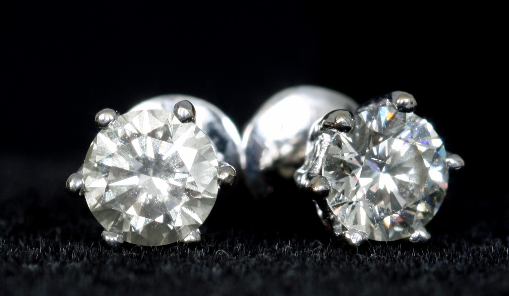ÖRHÄNGEN, ett par, 18K guld samt briljanter, enligt intyg totalt 1.40 ct.
