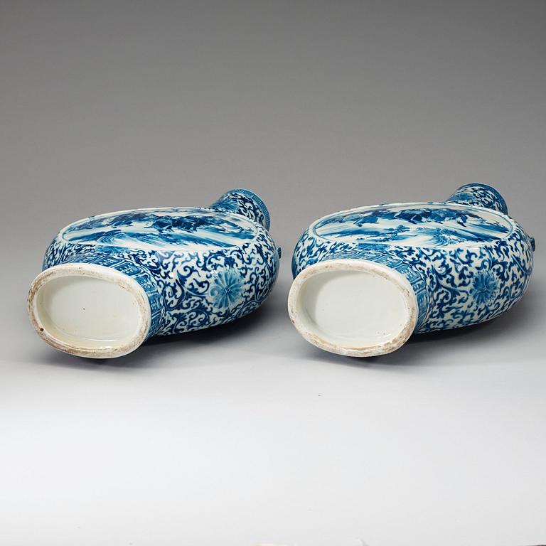 A pair of blue and white moon flasks, late Qing dynasty, 19th century.