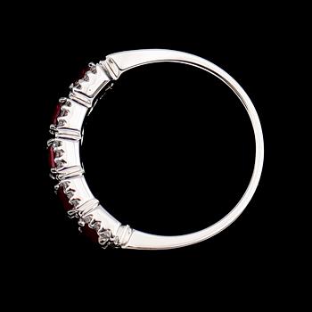 RING, 18 k vitguld, rubiner tot 0.87 ct, diamanter tot 0.24 ct.