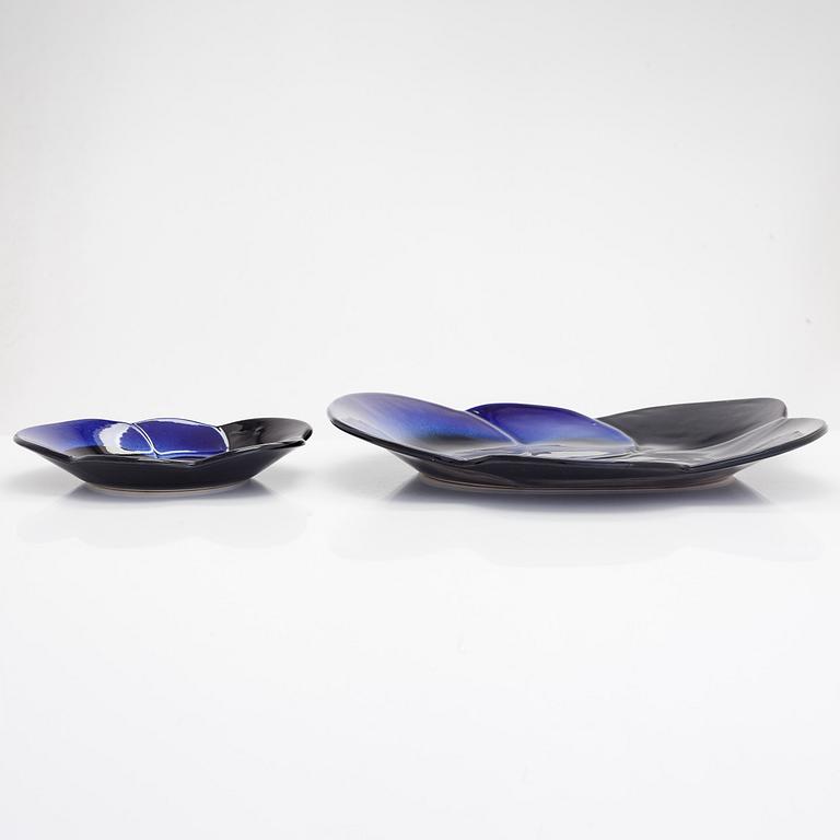 Birger Kaipiainen, two decorative dishes in ceramics, stamped, Arabia, late 20th century.