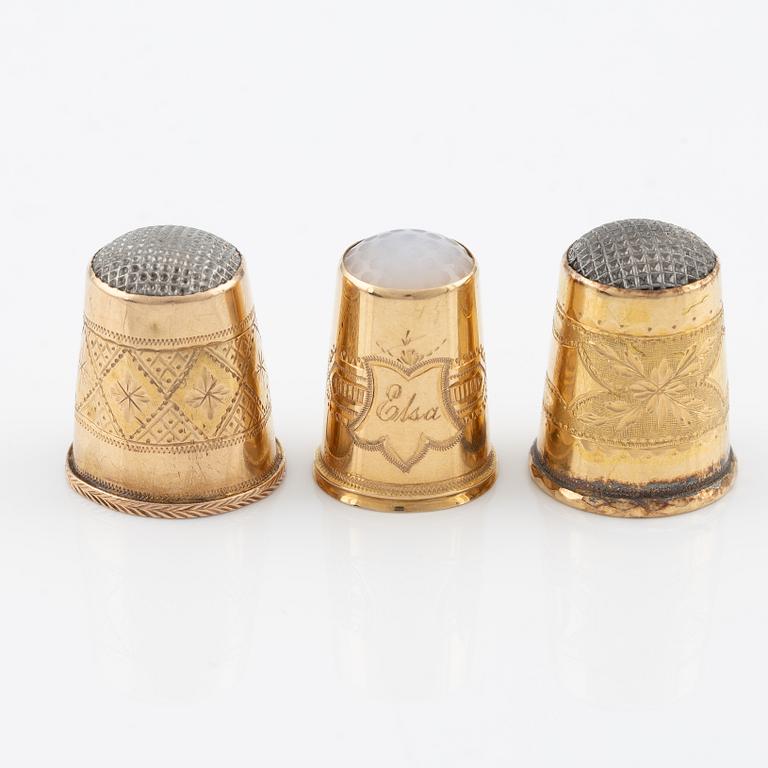 Thimbles three pieces and earrings a pair, 18K gold.