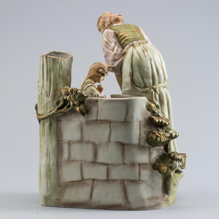 VAS, porslin, märkt Imperial Amphora. 1900-tal.