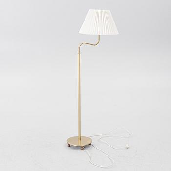 Josef Frank, golvlampa, modell G2568, "Lilla kamelen", Firma Svenskt Tenn.