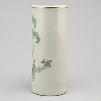 A Chinese famille rose hat stand, 20th century.