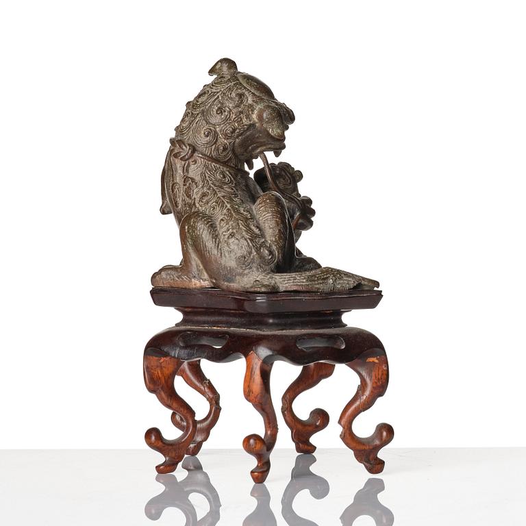 A bronze sculpture of a buddhist lion and her puppy, Qing dynasty, 19th Century.