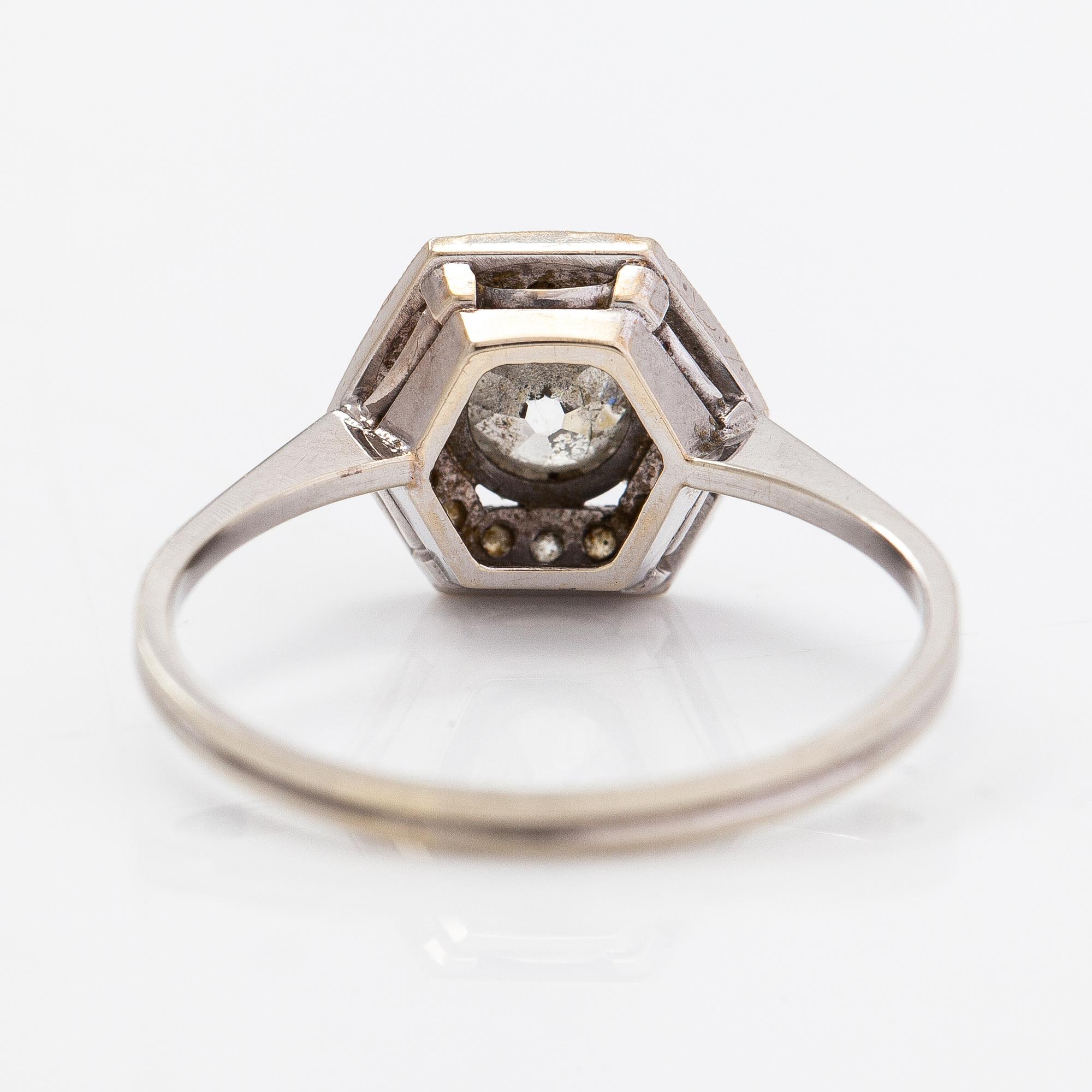 An 18K white gold ring with old-cut diamonds ca. 0.81 ct in total. Veikko Kalevi Piirainen, Helsinki 1974.