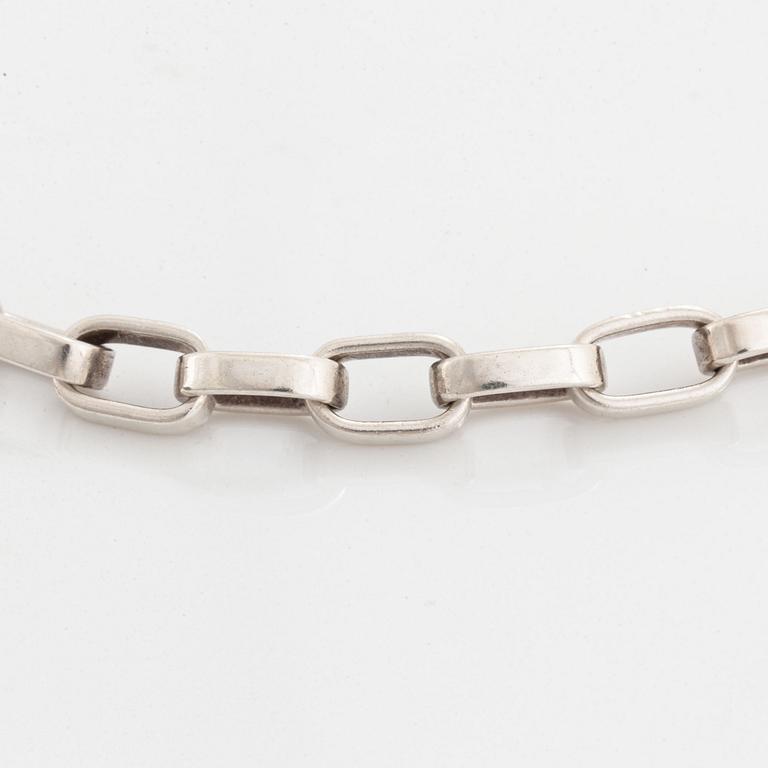 Collier silver av Göran Kuhlin.
