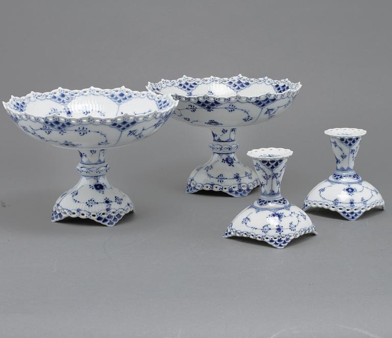 KAKFAT, 2 st, samt LJUSSTAKAR, ett par, porslin, "Musselmalet", Royal Copenhagen, 1900-talets andra hälft.