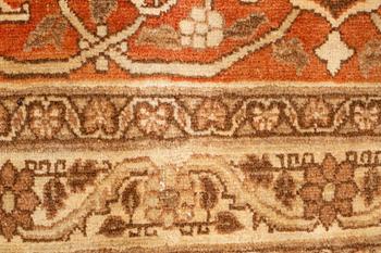A carpet, an antique Tabriz, ca 380-381,5 x 271,5-283 cm, an inscription: Yekbar Jorabchi.
