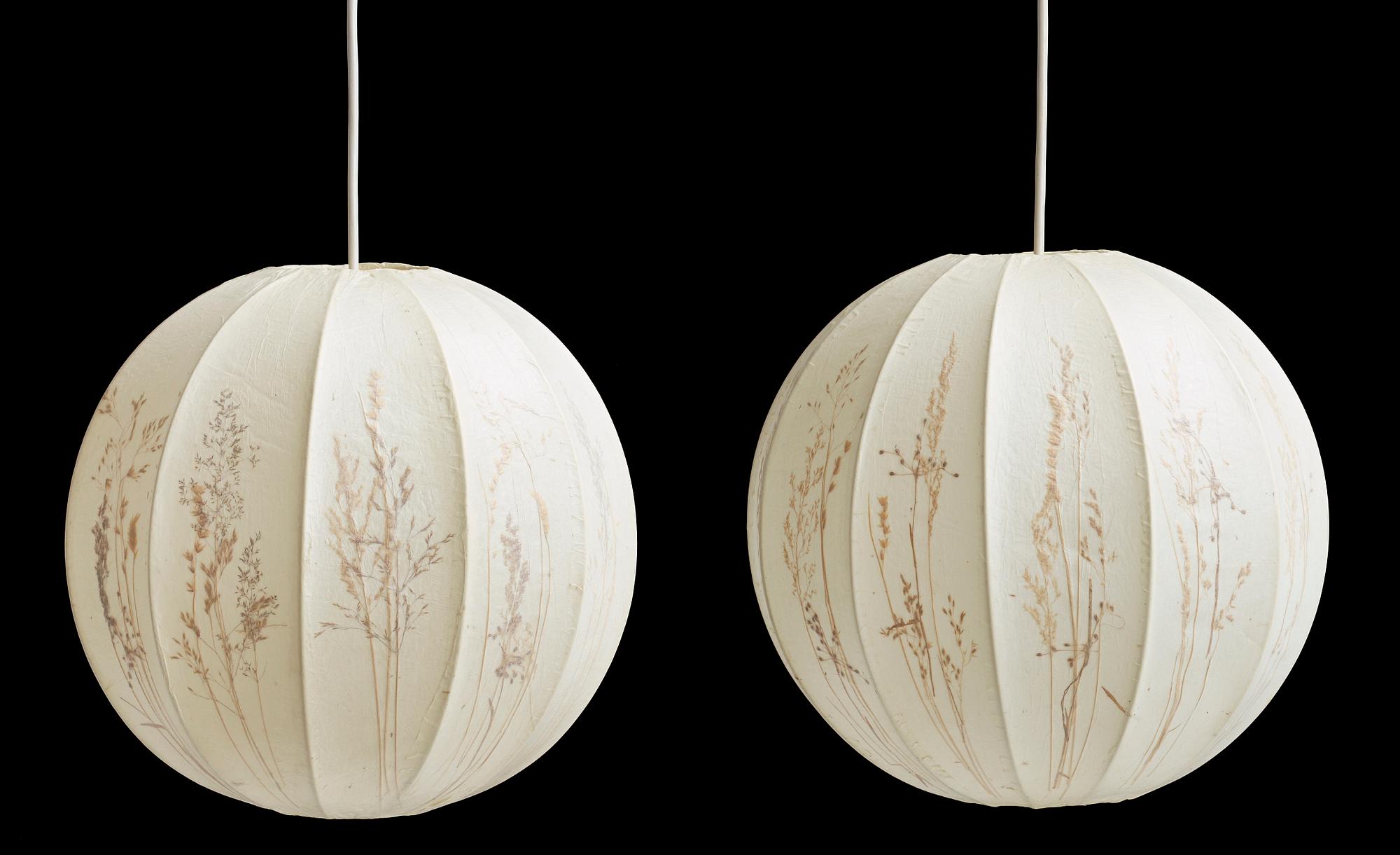 TAKLAMPOR, 2 st, "Pumpa", och BORDSLAMPA, Vanja Sorbon Malmsten, 1900-talets andra hälft.