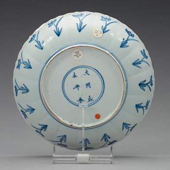 A set of five blue and white lotus shaped dishes, Qing dynasty Kangxi (1662-1723), with Chenghuas six characters mark.