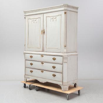 A painted cabinet from around year 1800.