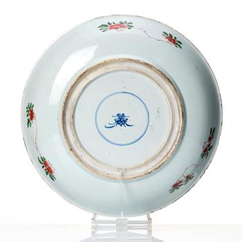 A large famille verte dish, Qing dynasty, Kangxi (1662-1722).