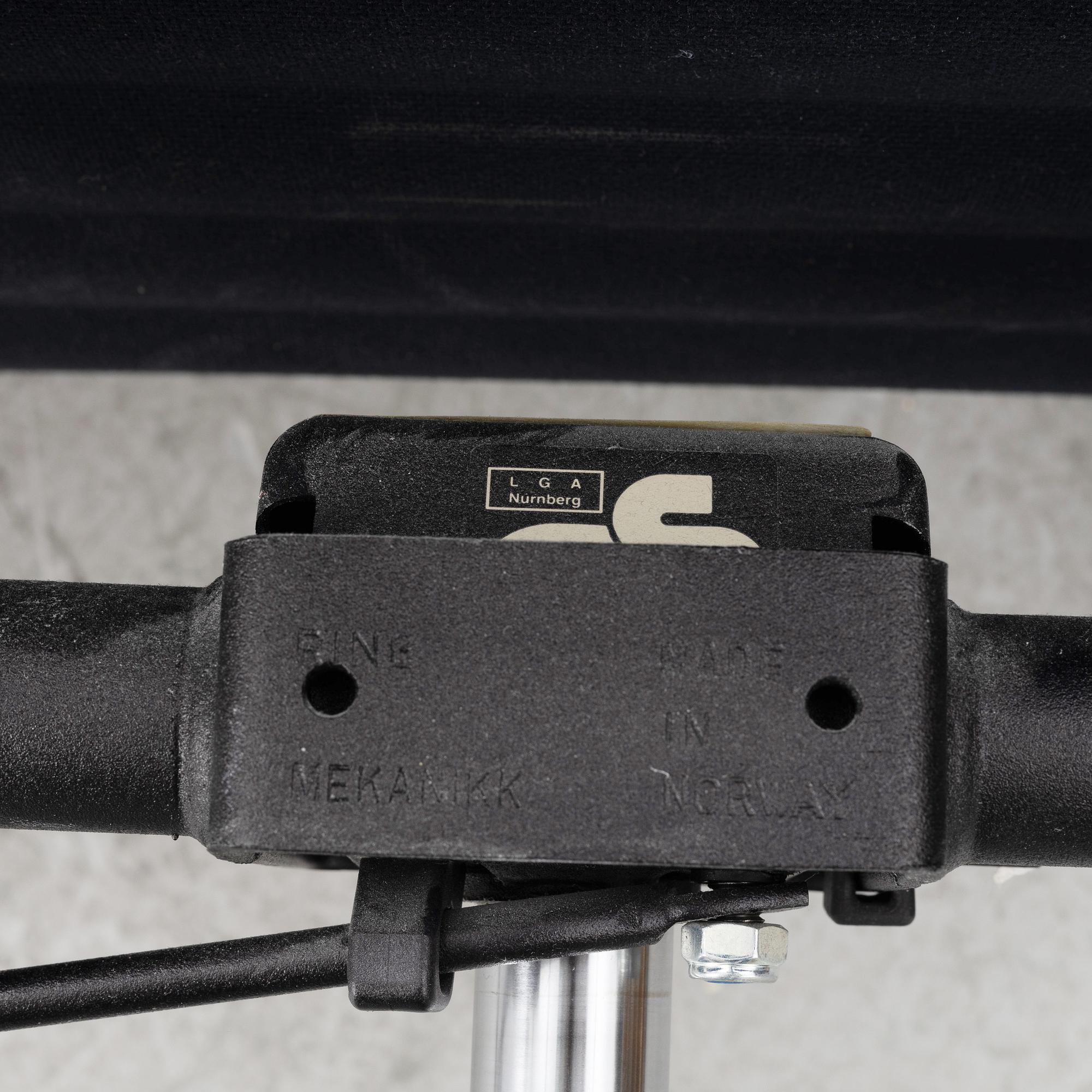 Charles & Ray Eames, karmstol, EA 117, Vitra.