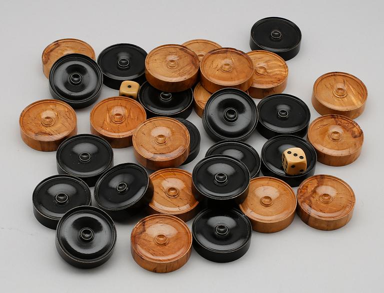 SPELMARKER, trä, 30 st och tärningar, ben, 2 st, 1900-talets första hälft.