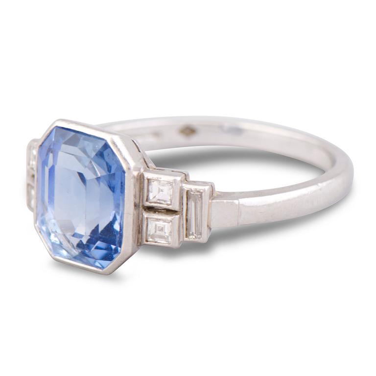 A RING, facetted sapphire, platinum. A. Tillander, Helsinki Finland, mid 20th century.