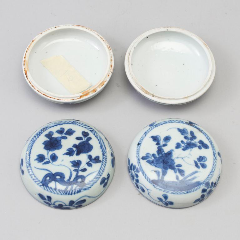 Two blue and white boxes with covers, Qing dynasty, Kangxi (1662-1722).