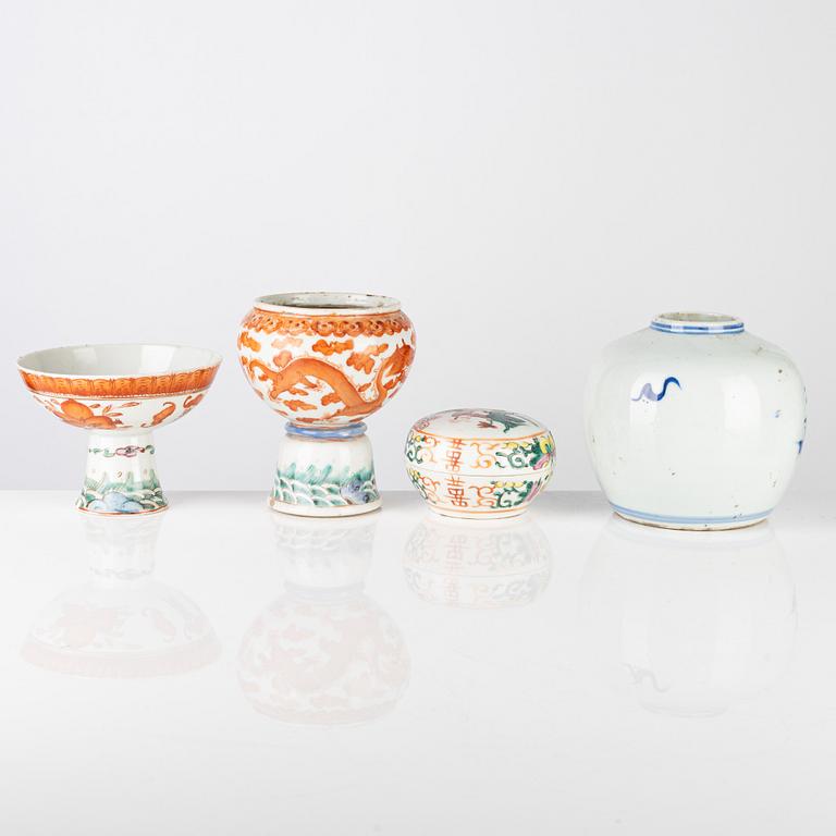 A Chinese porcelain goblet, stemcup, box with cover and a jar, 19th/20th century.